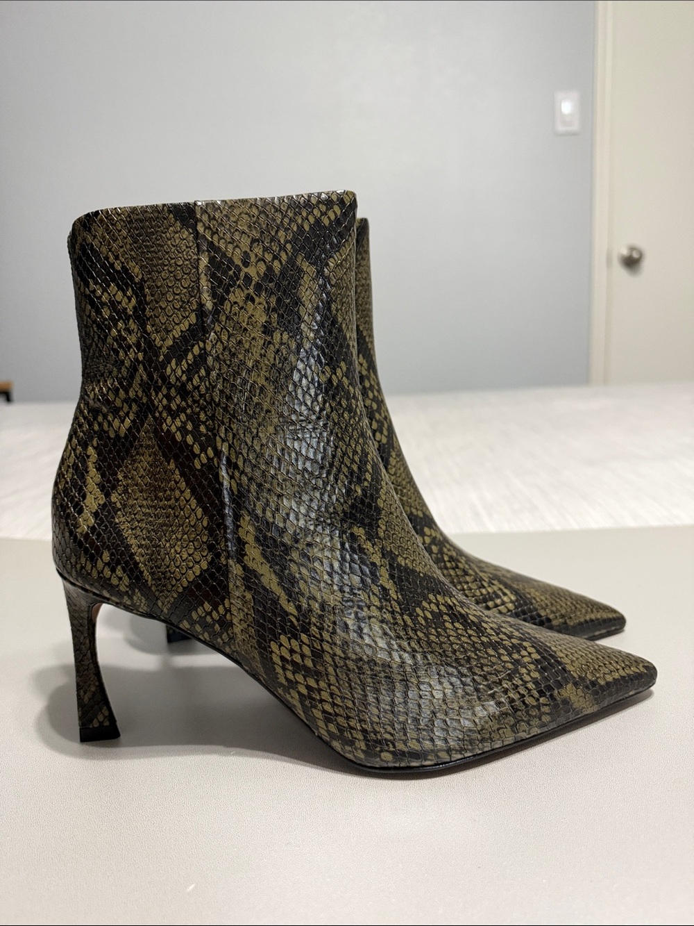 BCBGMAXAZRIA Pia Snakeskin Olive Leather Ankle Booties Stiletto Pointy Heels 8.5